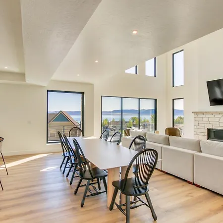 Luxe Retreat With Theater Room Walk To Bear Lake!